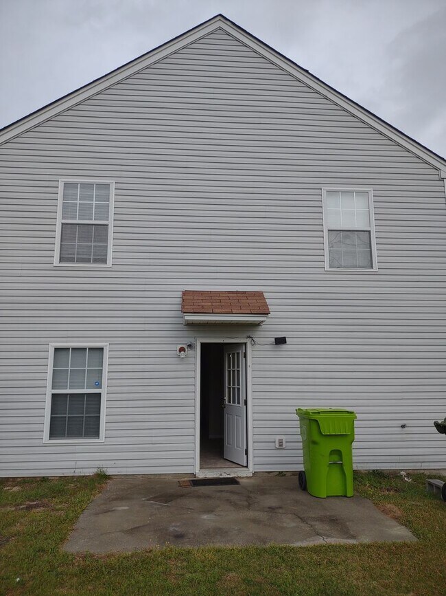 Building Photo - GREAT Four Bedroom Home Located in the Sum...