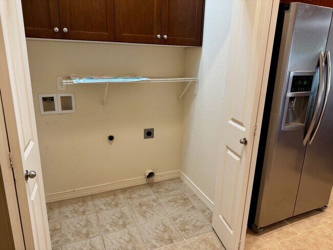 Building Photo - Spacious 3-4 Bedroom Home with Low Mainten...