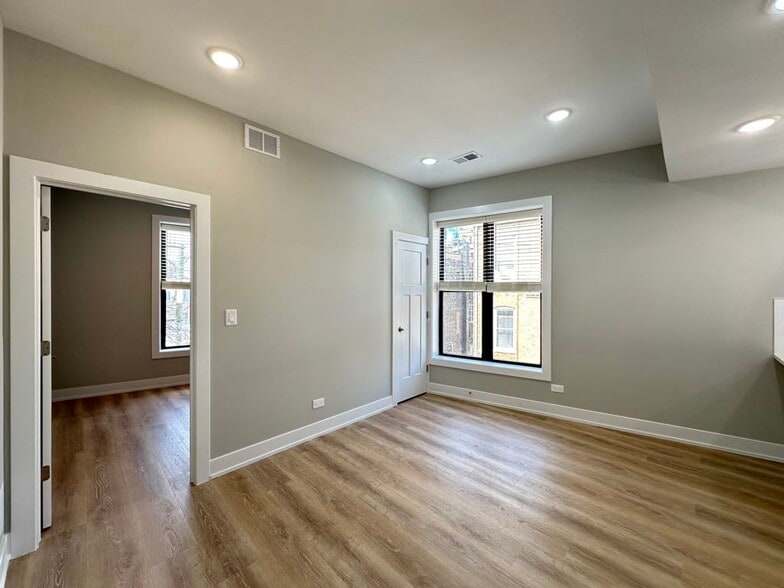 Building Photo - 437 W Belden Ave