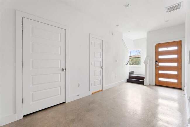 Building Photo - 2305 Coronado St
