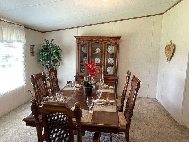 Building Photo - Furnished 3 bedroom 2 full bathroom Manufa...