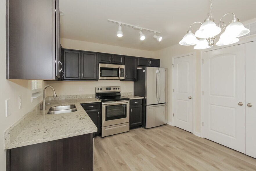 Building Photo - 7810 Shadow Lawn Rd