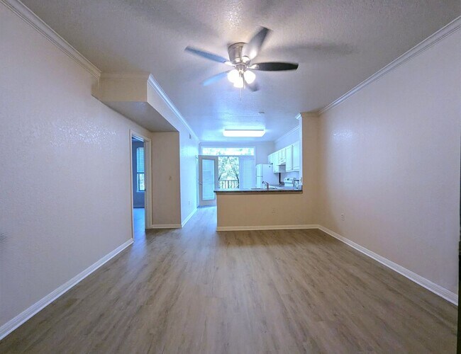 Building Photo - 1x1 New flooring, stove, washer/dryer. Inc...