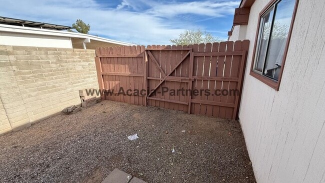 Building Photo - Eastside 3 Bedroom 2 Bath