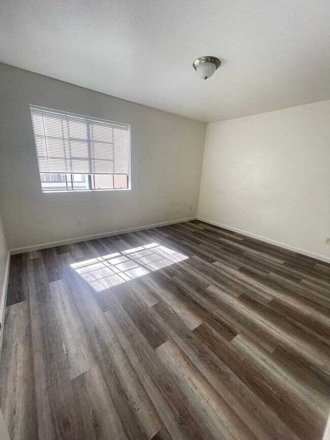 Building Photo - Bright 3BD Condo in Gated Community