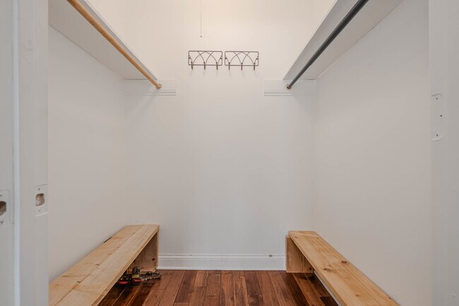 Building Photo - 685 E Fullerton Ave