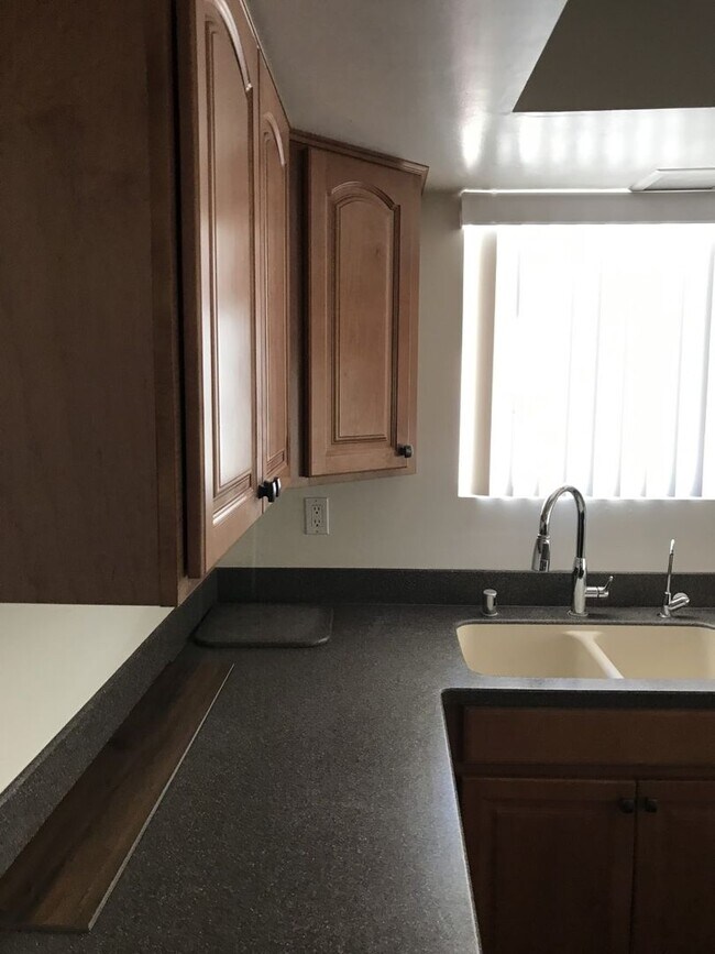 Building Photo - Call for a showing (928) 453-2606