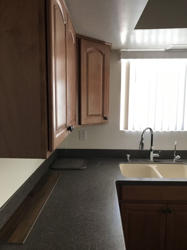 Building Photo - NEW LOWER PRICE!  Call for a showing. (928) 453-2606