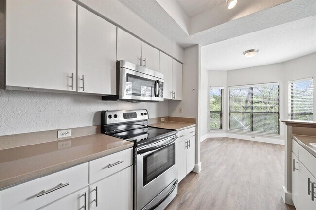 Building Photo - 4711 Spicewood Springs Rd