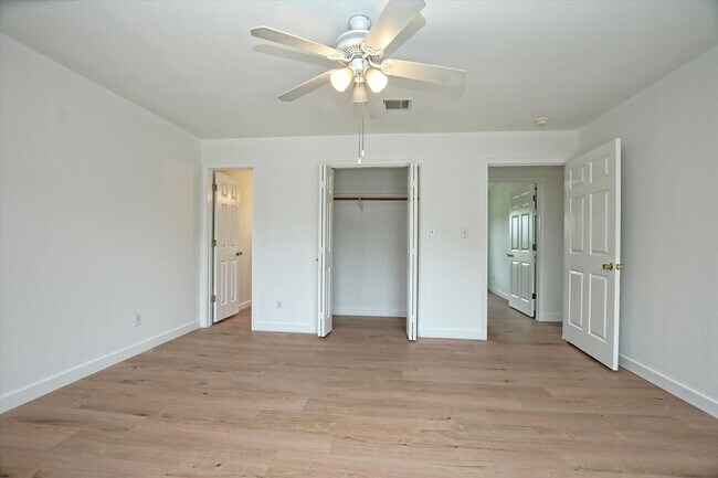 Building Photo - 716 Honeysuckle Dr