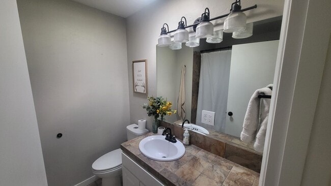 Building Photo - 4 bedroom 3 bath horse property- 6 acres i...