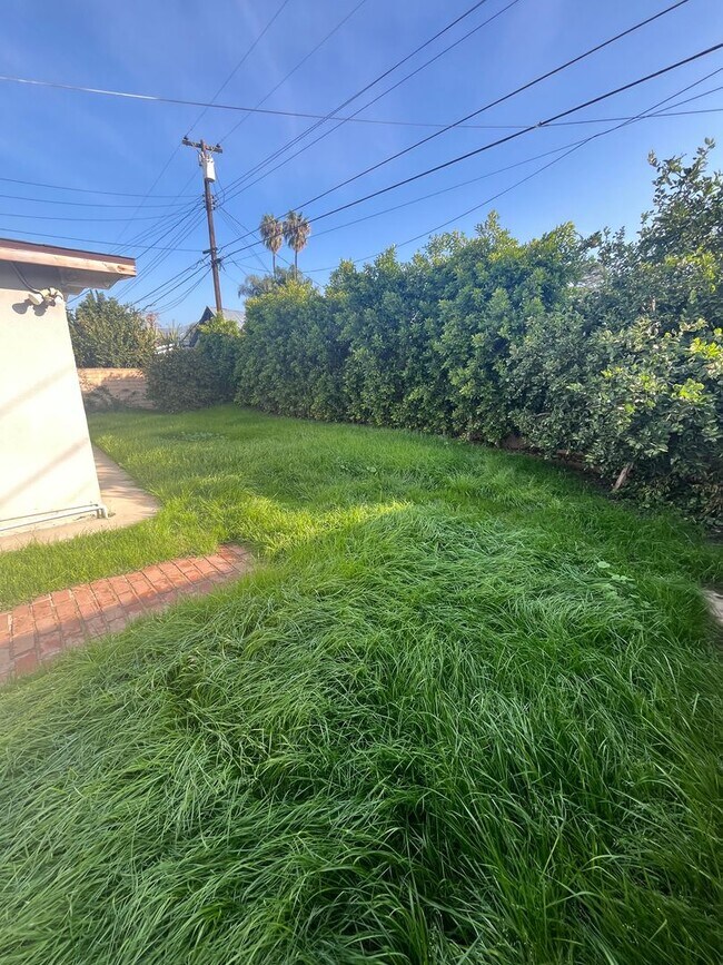 Building Photo - 5850 Cedarglen Dr