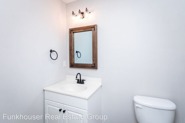 Building Photo - 2 br, 2.5 bath House - 835 Camelot Lane