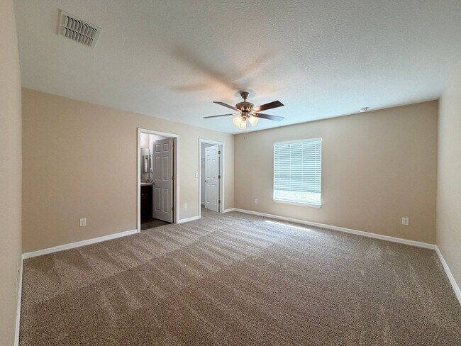 Building Photo - Desirable SE Neighborhood - 3/2/2 Silver Spring Shores **Available NOW**