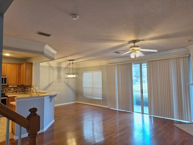 Building Photo - Townhome near Gate Parkway