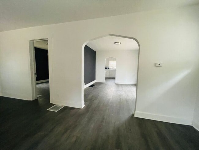 Building Photo - 902 S Cedar Ave