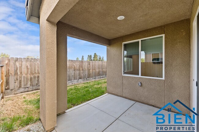 Building Photo - 1227 Las Rosas Ave