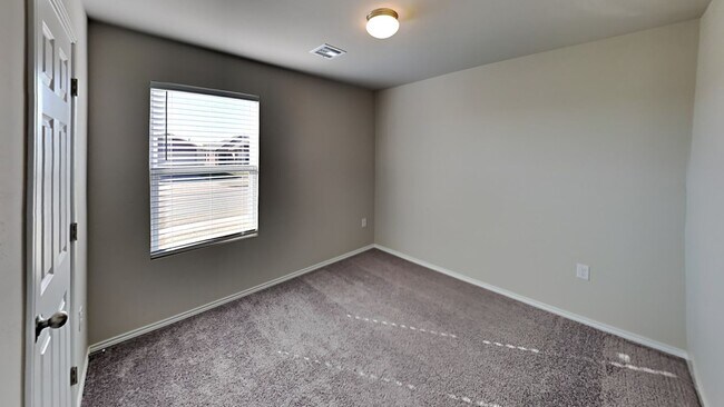 Building Photo - Very Nice and Spacious 4 Bedroom 2 Bath Home With Office/Flex Space in Yukon Schools