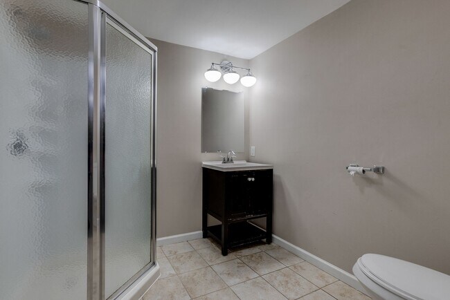 Building Photo - 200 St Thomas St