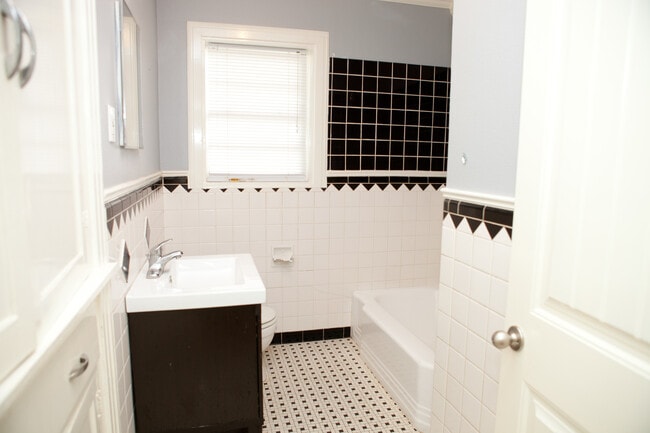Building Photo - Charming 2-Bedroom Home with Spacious Back...