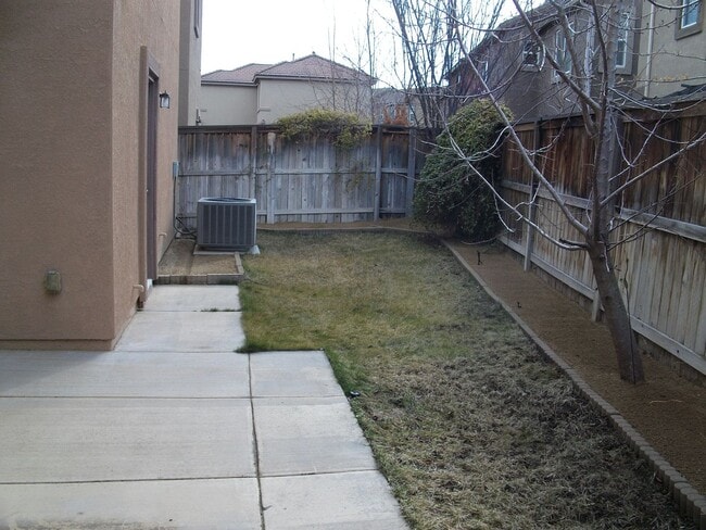 Building Photo - Well maintained 3 bedroom, 2-1/2 bath, 2-car garage $2400.00