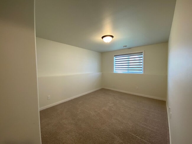 Building Photo - 3 bed, 2.5 bath South Fargo Home For Rent!