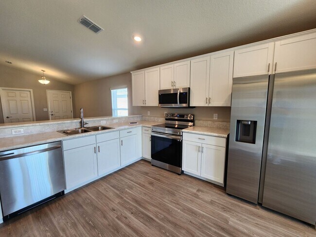 Building Photo - LIKE NEW!!! 4-Bedroom, 2-Bathroom in Villamar Winter Haven