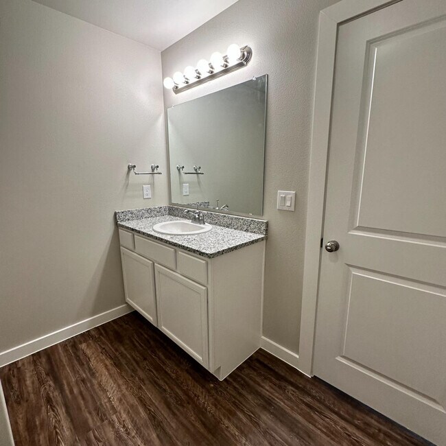 Building Photo - 2059 Kenwood Ave