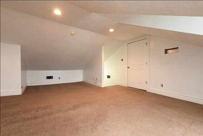 Building Photo - 132 S 20th St