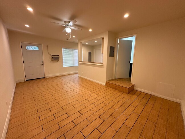 Building Photo - 7000 Glade Ave