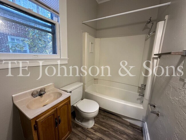 Building Photo - Downtown and West End Location