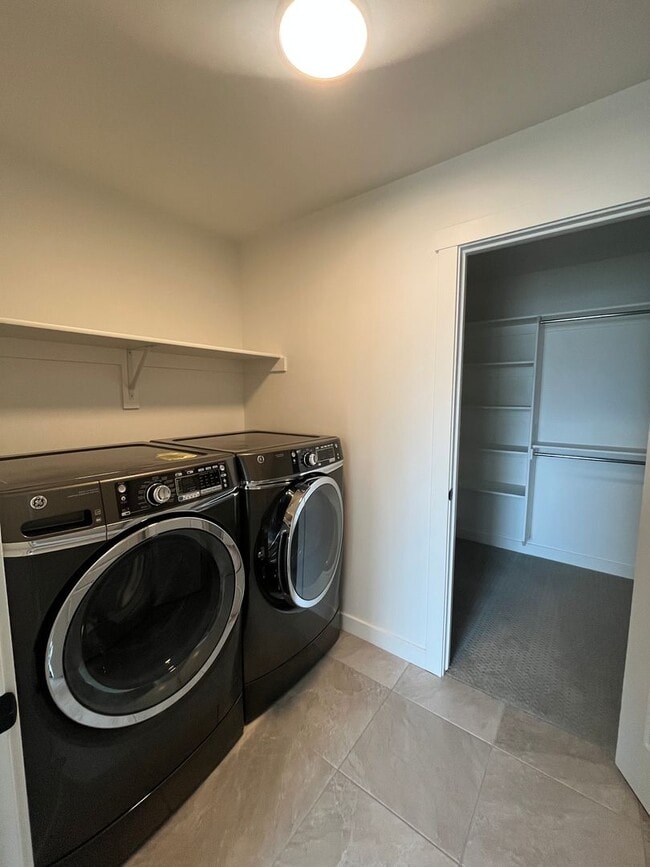 Building Photo - Spacious 3 Bed 2.5 Bath Home Available Now...