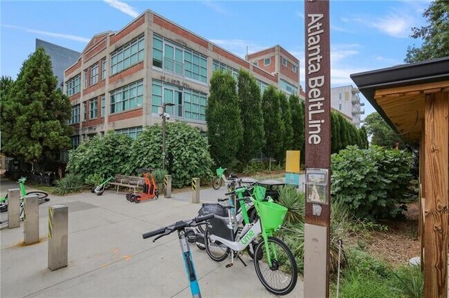 Building Photo - 890 Memorial Dr SE