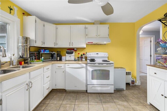 Building Photo - 61 School St