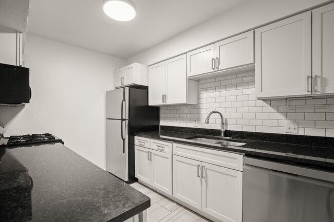 Primary Photo - 2020 S Congress Ave