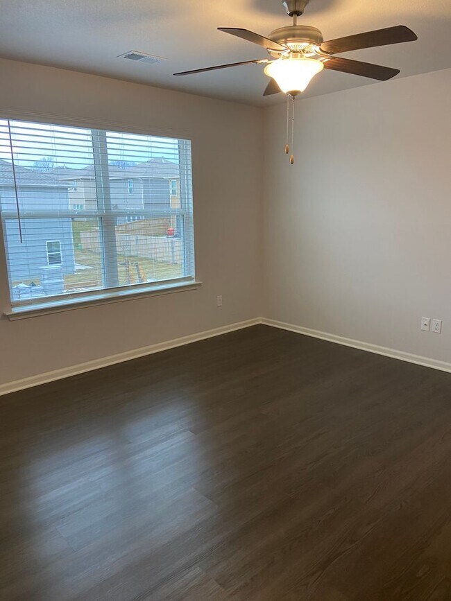 Building Photo - Modern Spring Hill Living | 3 Bed, 2.5 Bath Home with Loft, Open Floor Plan & Privacy Fence!
