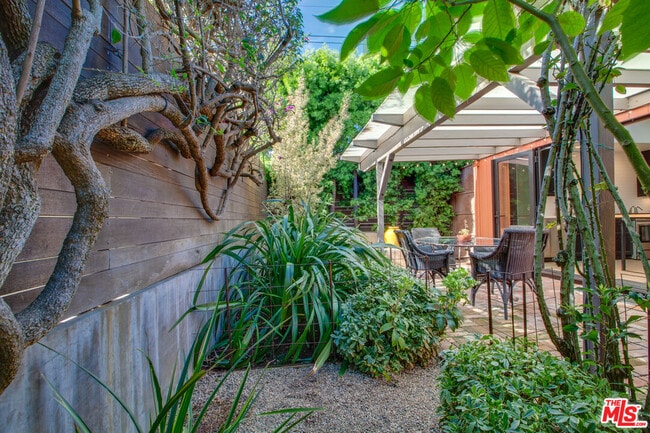 Building Photo - 927 1/2 Victoria Ave