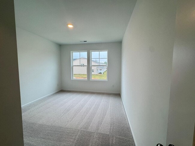 Building Photo - BRAND NEW GORGEOUS TOWNHOUSE in a very con...