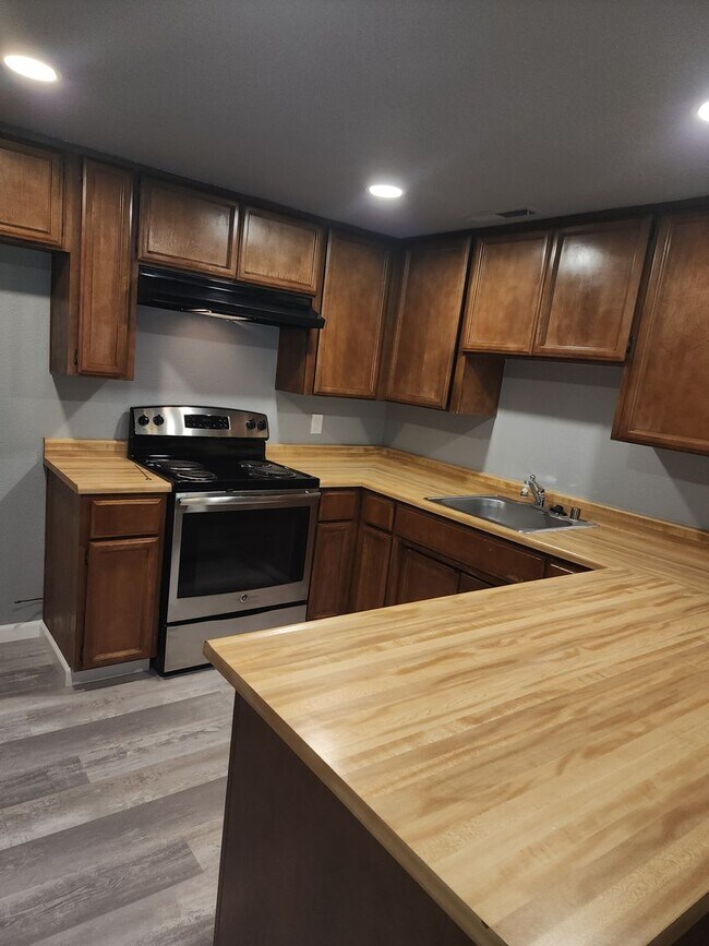 Building Photo - 8616-8618 La Riviera Dr