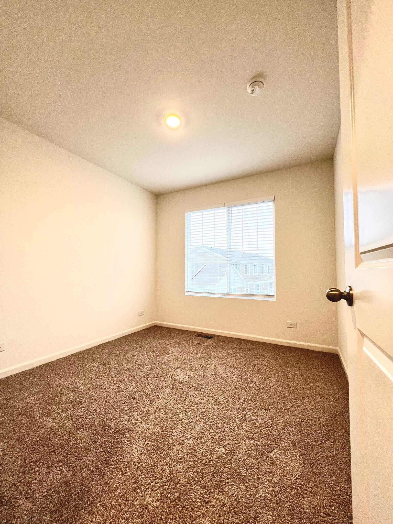 Building Photo - 217 Goldenrod Dr