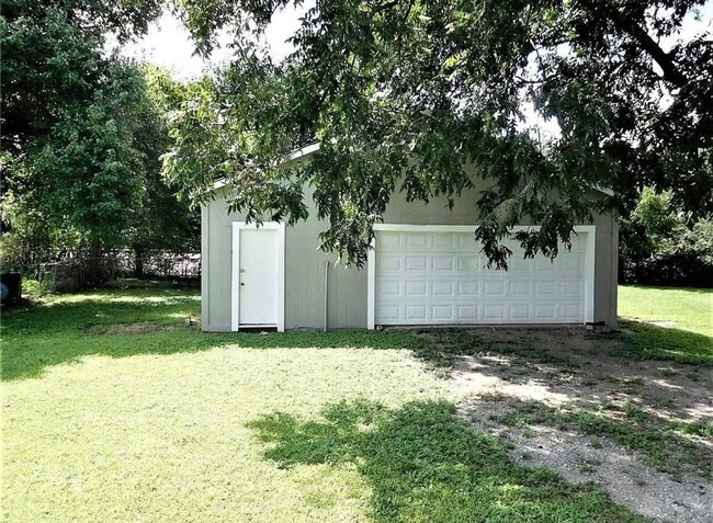 Building Photo - Charming 2-Bedroom Home on 4 Acres