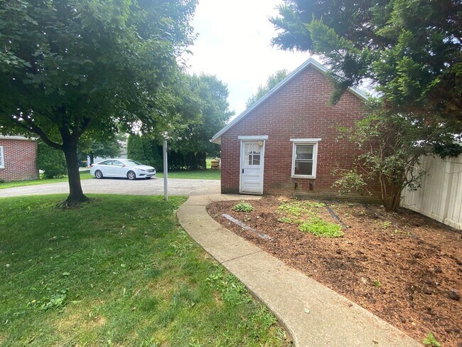 Building Photo - Amazing Cap Cod with 2 BR/ 1.5 BA and Bonu...