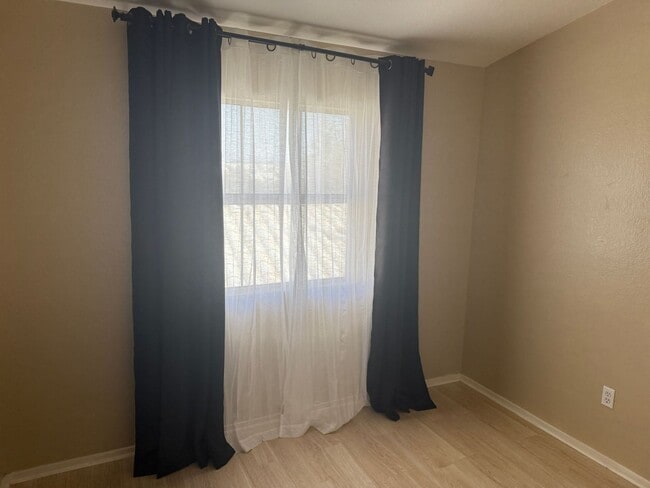 Building Photo - 3 Bed 2.5 bath home; Minutes from the Strip