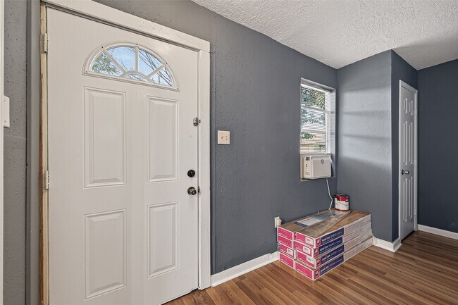 Building Photo - 216 Burr St