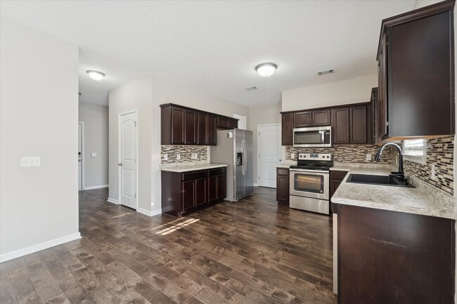 Building Photo - AVAILABLE NOW! (Pet Friendly)