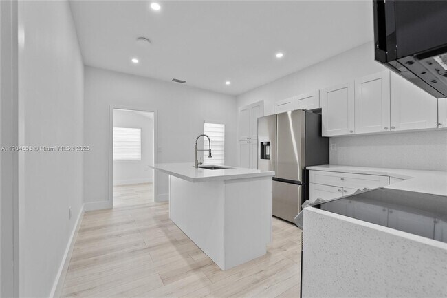 Building Photo - 129 SW 9th Ave