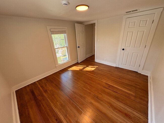 Building Photo - Large House Plattsmouth- with Garage