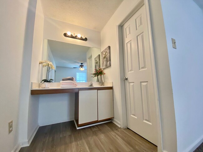 Building Photo - Updated Chimney Hill Condo Available 03-25...
