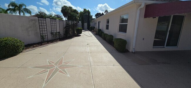 Building Photo - Prime Location – Just Minutes from Lake Sumter Landing and Spanish Springs!