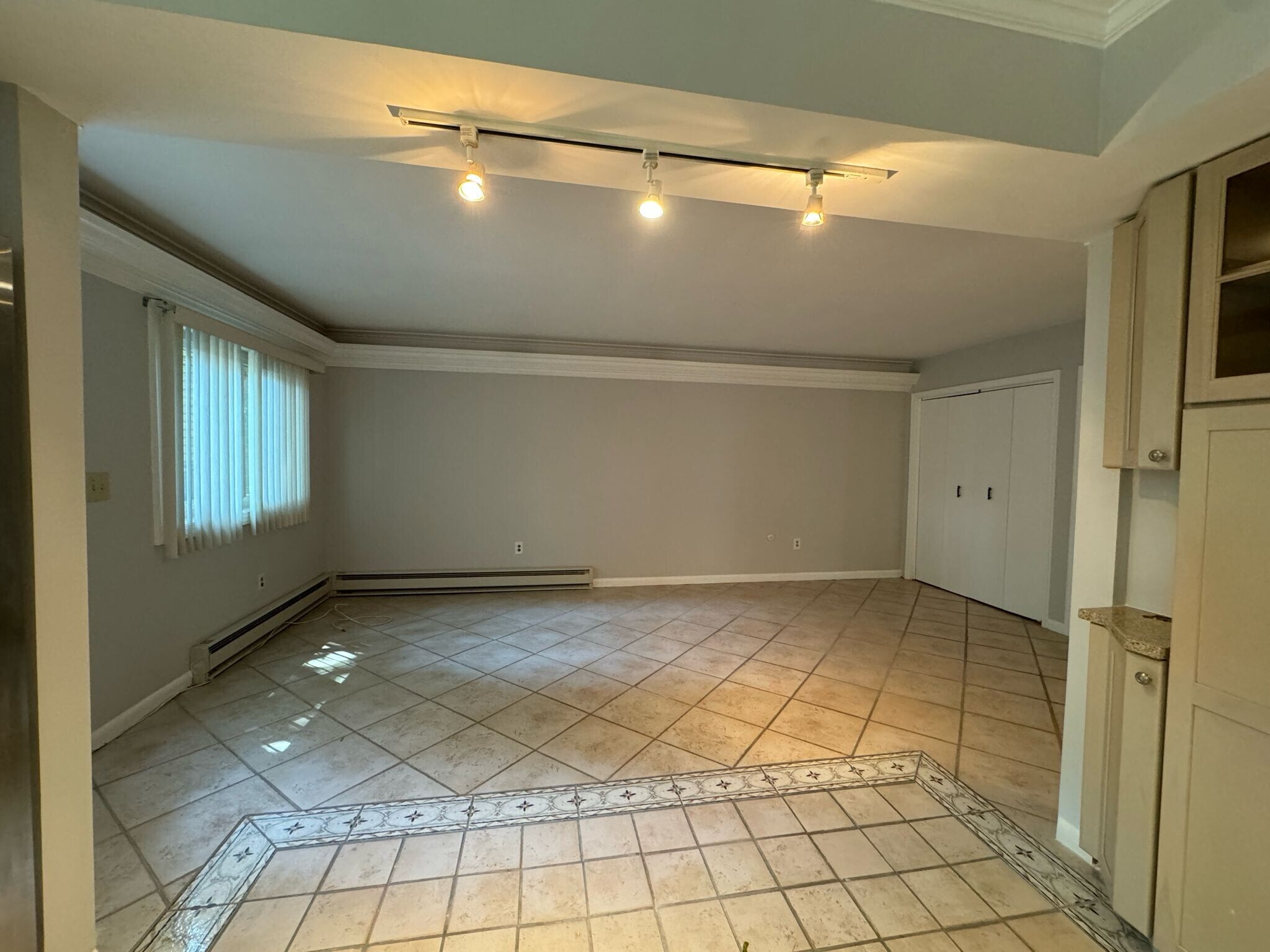 Building Photo - 537 Winterburn Grv